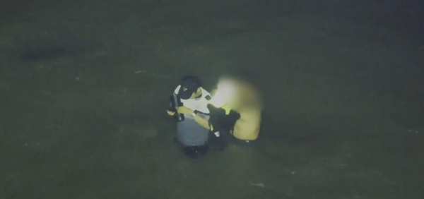 해루질 구조 중 구명조끼 벗어주는 해경./인천해양경찰서 제공