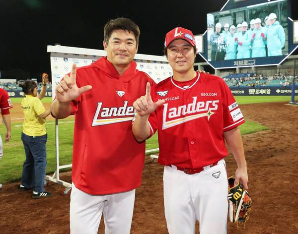 지난 11일 대구 삼성라이온즈파크에서 열린 프로야구 삼성과의 방문 경기에서 10년 연속 20홈런 기록을 달성한 SSG 최정(오른쪽), 3년 연속 30홀드를 올린 노경은이 기념 촬영을 하고 있다./SSG 랜더스 제공