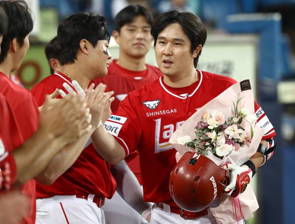 SSG 랜더스 최정이 지난 11일 대구 삼성라이온즈파크에서 열린 프로야구 삼성과의 방문 경기, 9회초 시즌 20호 홈런을 치며 KBO리그 최초 ‘10시즌 연속 20홈런 기록’을 달성한 뒤, 동료들의 축하를 받고 있다./SSG 랜더스 제공