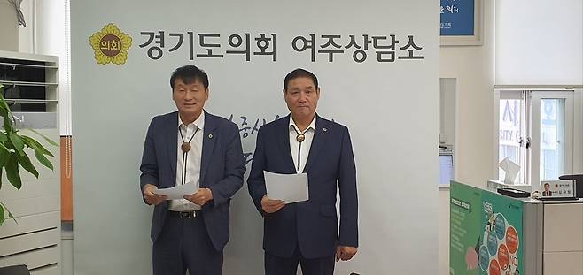 ▲ 김규창(사진 오른쪽)·서광범 경기도 의원이 12일 여주시 시청사 건립 관련 기자회견 모습.