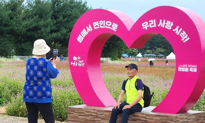 ▲ "하나 둘~찰칵" 관람객들이 포토존에서 인증샷을 남기고 있다.