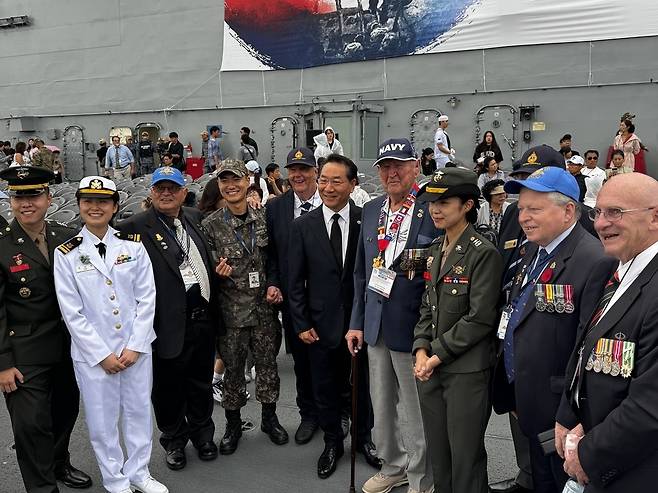 ▲ 유정복 인천시장이 12일 해군 마라도함에서 제75주년 인천상륙작전 전승 행사 참석자들과 기념사진을 촬영하고 있다.