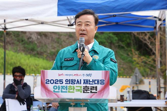 지난 5월 진행한 안전한국훈련 현장에서 말하고 있는 김성제 시장.사진=의왕시