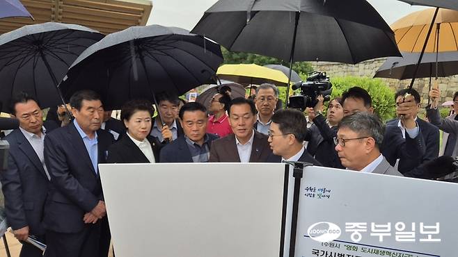 이재준 수원시장과 김동연 경기도지사 등 관계자들이 영화지구 사업이 이뤄질 현장에서 내용을 논의하고 있다. 강현수기자