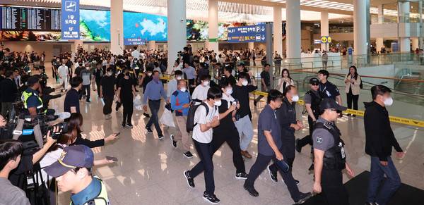미국&nbsp;이민당국에 의해 조지아주에 구금됐던 한국인 근로자들이 12일 영종도 인천국제공항 제2여객터미널 입국장을 나서고 있다. [사진=연합뉴스]