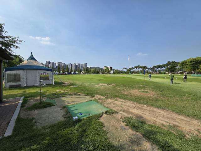 천안시파크골프협회 회원들로 보이는 사람들이 신부동 도솔공원 내 잔디광장에서 운동을 하고 있다. 사진=이재범 기자.