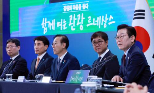 이재명 대통령이 12일 강원도 춘천시 강원창작개발센터에서 열린 지역 토론회