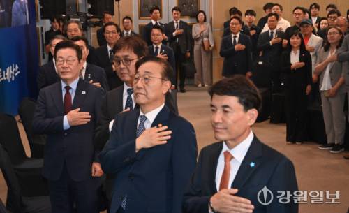 12일 춘천시 강원창작개발센터에서 열린 지역 토론회 ‘강원의 마음을 듣다’ 타운홀 미팅에 참석한 이재명 대통령이 국민의례를 하고 있다. 박승선기자