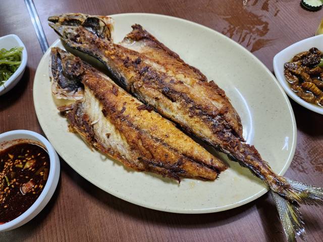 영진빈대떡의 바삭한 고갈비.