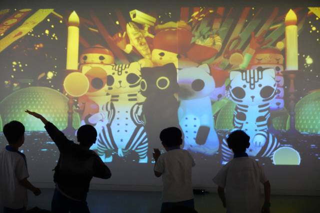 ‘고양이-너에게, 나에게, 모두와 함께’는 관람객의 모션을 인식해 스크린 속 고양이들이 동작을 따라하는 인터랙티브 미디어 전시물이다.