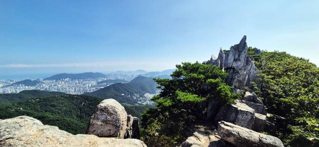 하늘 향해 ‘엄지 척’ 하는 듯한 상계봉 봉우리들.