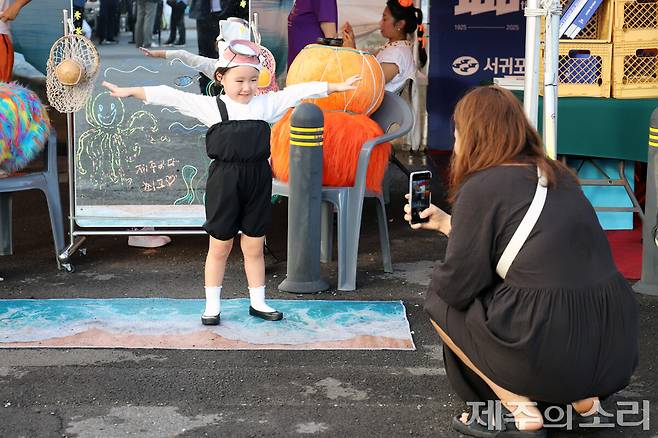 해녀복을 입고 사진을 찍는 가족. ⓒ제주의소리