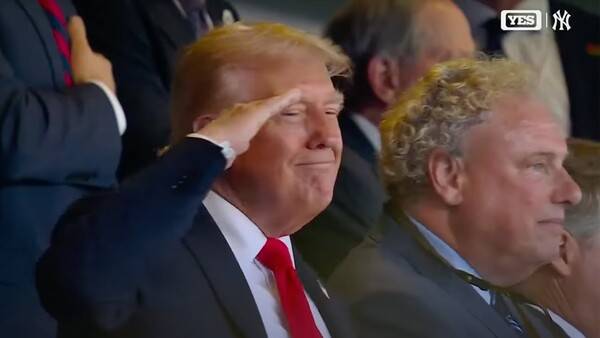 야구장을 방문한 트럼프(사진=MLB.com 중계화면)