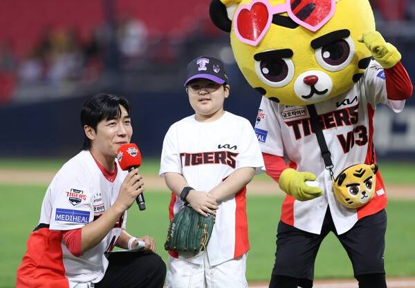 김예한 군이 시구에 앞서 "파이팅"을 외치고 있다. (사진=KIA 타이거즈)