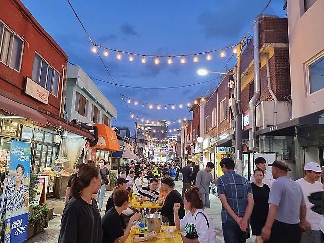 12일과 13일 1913송정역시장에서는 지역의 맛과 문화를 즐길 수 있는 '제2회 광주 송정 남도 맛 페스티벌'이 열린다. 사진은 지난 6일 1913송정역시장 맥주페스타. 광주 광산구청 제공