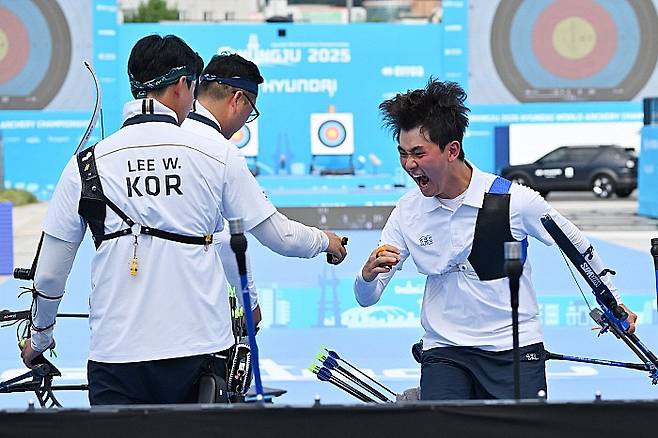10일 오후 광주 동구 5·18민주광장에서 열린 광주2025현대세계양궁선수권대회 리커브 남성 단체전 금메달 결정전, 대한민국 국가대표 김제덕이 10점을 쏜 뒤 포효하고 있다. [뉴시스DB]