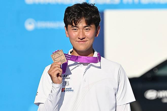 11일 오후 광주 동구 5·18민주광장에서 열린 광주2025현대세계양궁선수권대회 리커브 남성 개인전, 동메달을 획득한 대한민국 국가대표 김제덕(예천군청)이 포디움에 오르며 세리머니 하고 있다.[뉴시스DB]