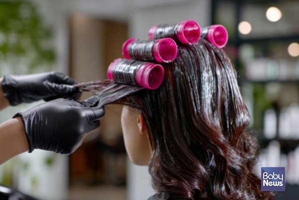 퍼머넌트 웨이브(파마)나 헤어스트레이트너(매직) 제품을 집에서 전문가 도움 없이 사용할 경우, 두피 자극, 모발 손상 등 다양한 부작용을 겪을 수 있다. ⓒ베이비뉴스