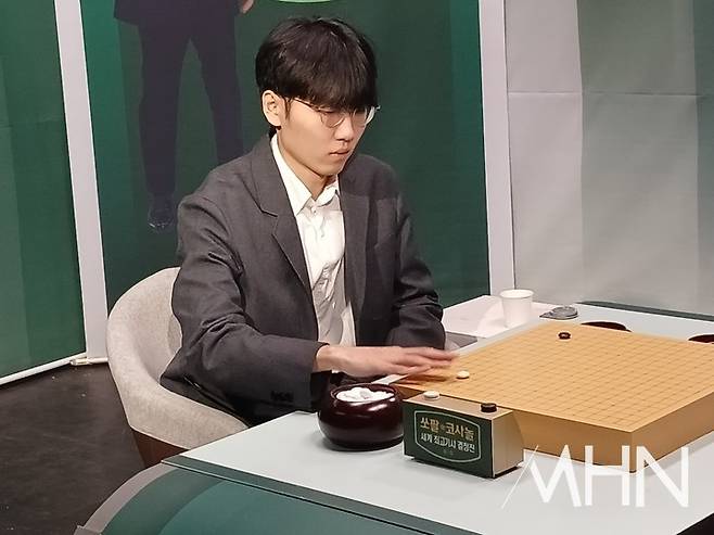 신진서 9단이 첫 수를 두고 있다.(사진 MHN 엄민용 선임기자)