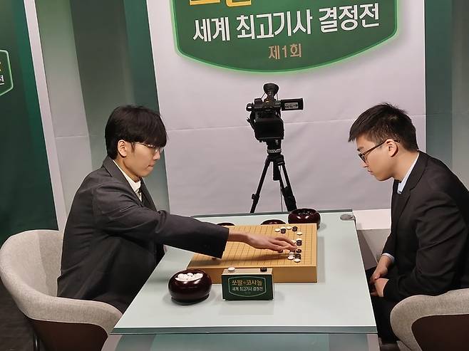 신진서 9단(왼쪽)과 투샤오위 9단이 일전을 벌이고 있다.(사진 MHN 엄민용 선임기자)
