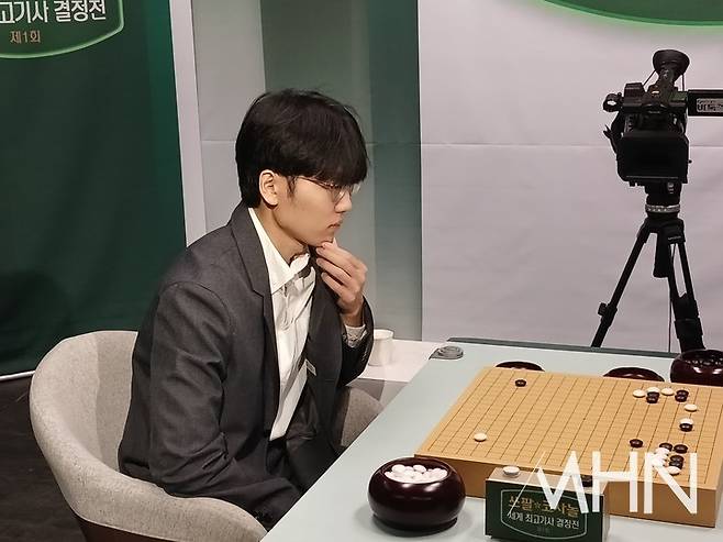 수읽기에 빠져 있는 신진서 9단.(사진 MHN 엄민용 선임기자)