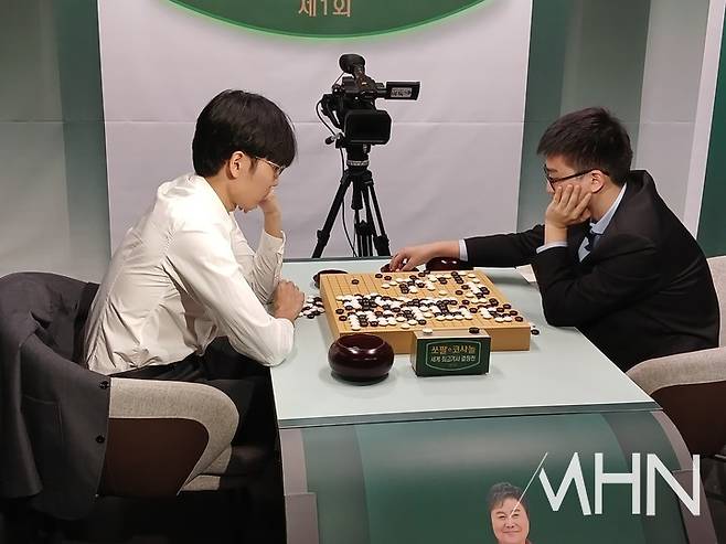 승부가 끝난 후 신진서 9단(왼쪽)과 투샤오위 9단이 복기를 하고 있다.(사진 MHN 엄민용 선임기자)
