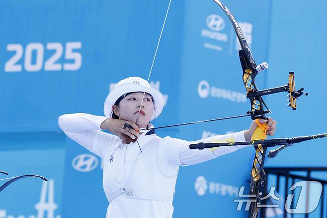 10일 오후 광주 동구 5·18민주광장에서 열린 2025 세계양궁선수권대회 리커브 여자 단체전 동메달 결정전에서 임시현이 화살을 쏘고 있다. 2025.9.10/뉴스1 ⓒ News1 김태성 기자