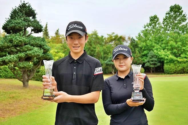 제6회 드림파크배 아마추어골프선수권 정상에 오른 손제이(왼쪽)와 윤규리. (대한골프협회 제공)