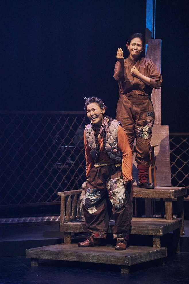 '해리엇' 드레스리허설에서 바다거북 '해리엇' 역의 문상희(앞)와 '그림자 소리'를 맡은 김설희(강동문화재단 제공)