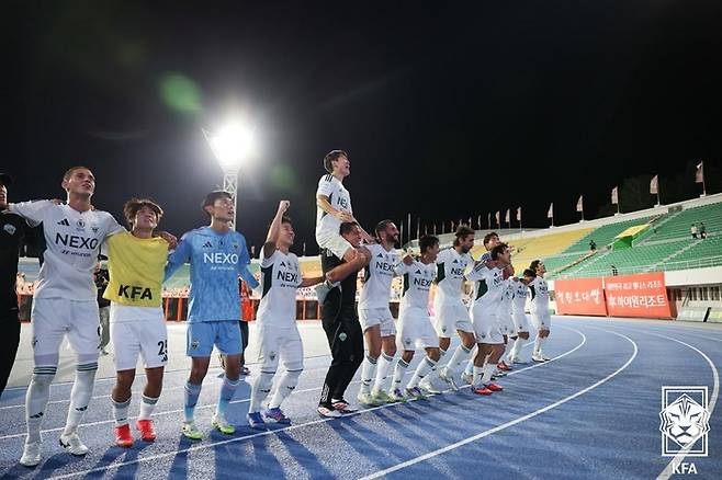 전북 현대 선수들이 27일 강릉하이원아레나에서 강원을 이긴 뒤 기뻐하고 있다. 제공 | 대한축구협회