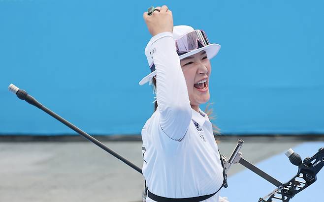 12일 광주 동구 국립아시아문화전당 5·18민주광장에서 열린 2025 세계양궁선수권대회 리커브 여자 개인전 결승에서 우승한 강채영이 환호하고 있다. 사진 | 광주=연합뉴스