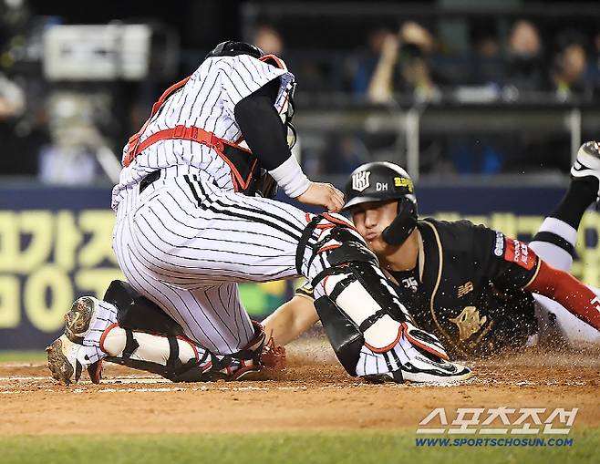 11일 서울 잠실구장에서 열린 KT-LG전. 7회초 무사 1, 3루 강현우의 희생번트 때 3루주자 황재균이 박동원의 태그를 피해 홈베이스를 터치하고 있다. 잠실=정재근 기자 cjg@sportschosun.com/2025.9.11/