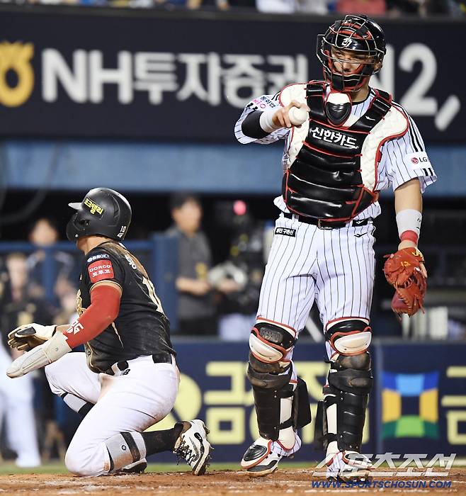 11일 서울 잠실구장에서 열린 KT-LG전. 7회초 무사 1, 3루 강현우의 희생번트 때 3루주자 황재균이 박동원의 태그를 피해 홈베이스를 터치했다. 박동원이 아쉬워하고 있다. 잠실=정재근 기자 cjg@sportschosun.com/2025.9.11/