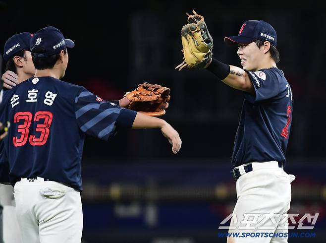 11일 광주 기아챔피언스필드에서 열린 KIA와 롯데의 경기. 롯데가 KIA에 승리했다. 경기 종료 후 승리의 기쁨을 나누고 있는 롯데 선수들. 광주=송정헌 기자songs@sportschosun.com/2025.09.11/