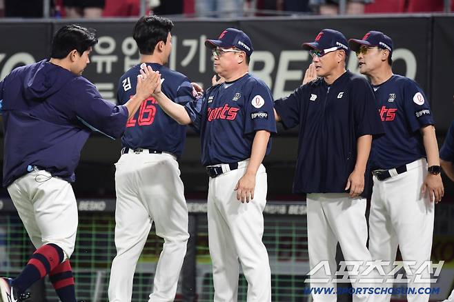 11일 광주 기아챔피언스필드에서 열린 KIA와 롯데의 경기. 롯데가 KIA에 승리했다. 경기 종료 후 승리의 선수들과 하이파이브를 나누고 있는 김태형 감독. 광주=송정헌 기자songs@sportschosun.com/2025.09.11/