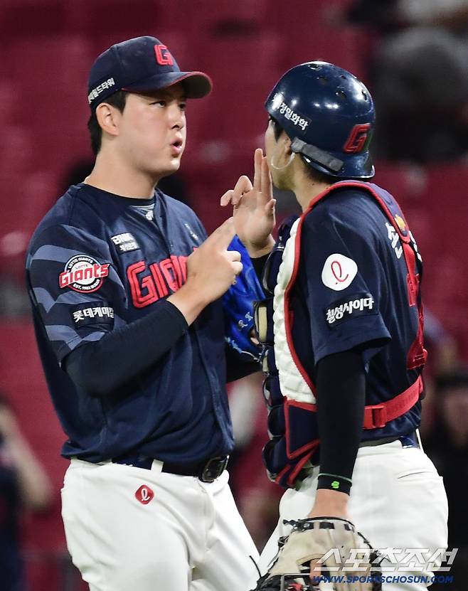 11일 광주 기아챔피언스필드에서 열린 KIA와 롯데의 경기. 롯데가 KIA에 승리했다. 경기 종료 후 승리의 기쁨을 나누고 있는 롯데 선수들. 광주=송정헌 기자songs@sportschosun.com/2025.09.11/