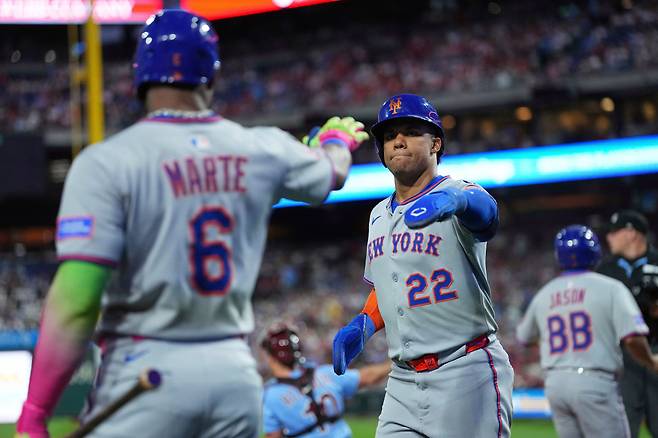 뉴욕 메츠 후안 소토가 1회말 브랜든 니모의 적시타 때 홈으로 들어와 스탈링 마르테의 환영을 받고 있다. AP연합뉴스