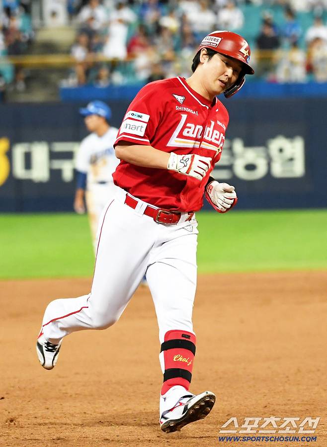 11일 대구 라이온즈파크에서 열린 삼성 라이온즈와 SSG 랜더스의 경기. 9회초 1사 SSG 최정이 솔로포를 날리며 10시즌 연속 20홈런 대기록을 달성했다. 대구=박재만 기자 pjm@sportschosun.com/2025.09.11/