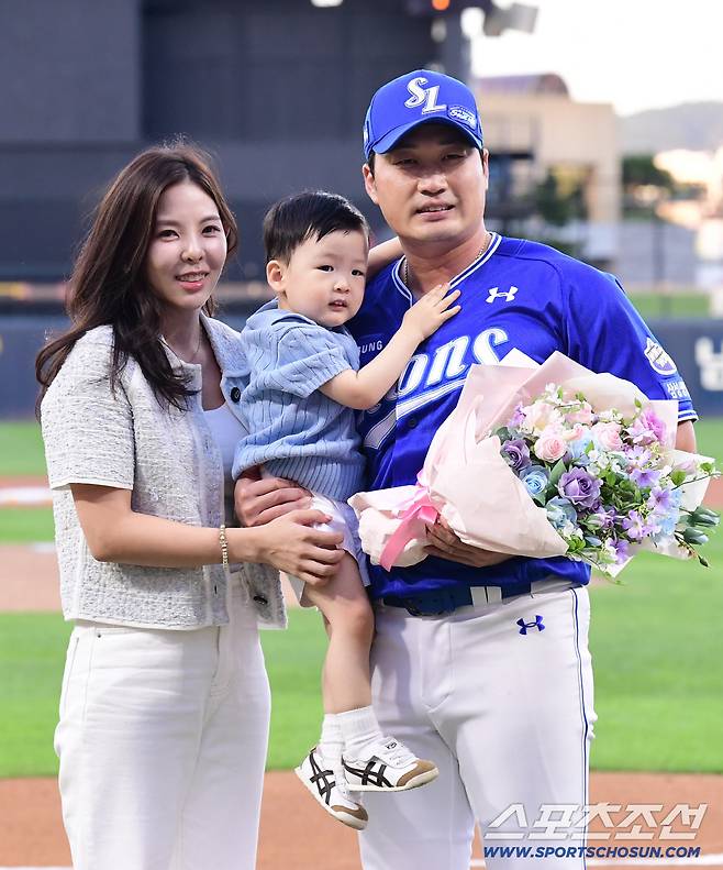 가족의 축하를 받고 있는 오승환. 광주=송정헌 기자songs@sportschosun.com/2025.09.10/