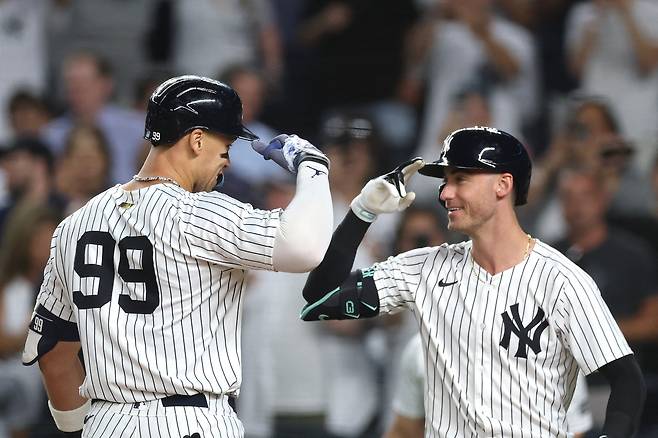 NEW YORK, NEW YORK - SEPTEMBER 11: (L-R) Aaron Judge #99 of the New York Yankees celebrates with Cody Bellinger #35 after hitting a home run against Tyler Holton #87 of the Detroit Tigers during the first inning at Yankee Stadium on September 11, 2025 in the Bronx borough of New York City. Members of the New York Yankees were given permission by MLB to wear FDNY and NYPD hats tonight, honoring the fallen first responders of 9/11.   Ishika Samant/Getty Images/AFP (Photo by Ishika Samant / GETTY IMAGES NORTH AMERICA / Getty Images via AFP) 연합뉴스