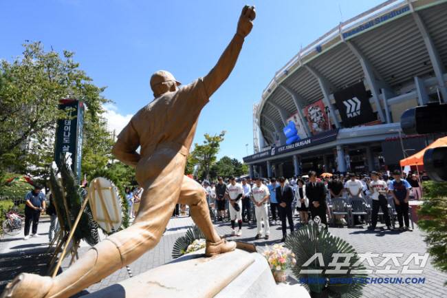 故최동원 13주기 추모행사가 14일 부산 사직야구장 광장에서 열렸다. 부산=박재만 기자 pjm@sportschosun.com/2024.09.14/