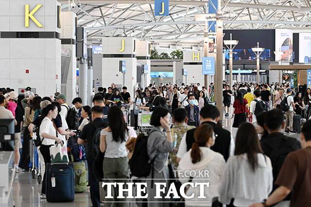 12일 업계에 따르면 파라타항공은 최근 국토교통부로부터 항공운항증명(AOC)을 재발급받고 본격적인 운항 채비에 들어갔다. /남용희 기자