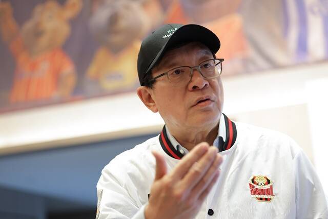 12일 업계에 따르면 GS칼텍스는 디지털 트랜스포메이션(DX)과 AI 트랜스포메이션(AX)을 통합한 '디지털 & AI 트랜스포메이션'을 AI 전환의 핵심 축으로 설정했다. 허태수 GS그룹 회장이 8일 웨스틴 서울 파르나스에서 열린 제4회 GS그룹 해커톤에서 인터뷰에 응답하고 있다. /GS그룹