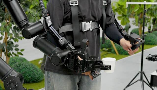 기자가 로보티즈 세미 휴머노이드 'AI 워커'를 시연하고 있다. (사진=지디넷코리아)