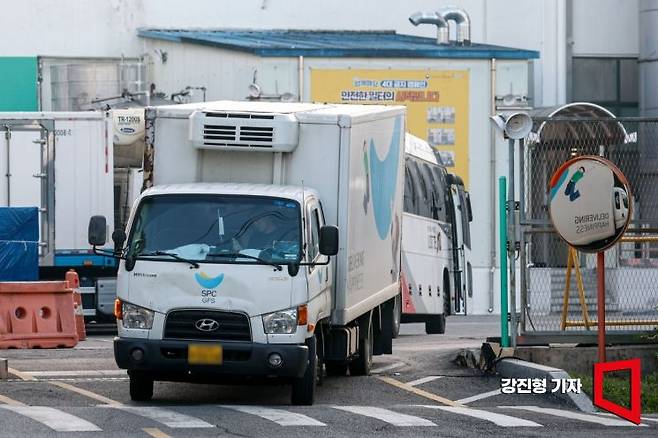 27일 경기 시흥 SPC삼립 시화공장에서 화물차가 공장을 나서고 있다. 강진형 기자