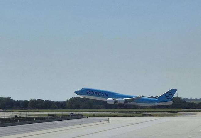 미국 이민당국에 의해 체포·구금됐다 풀려난 한국인 316명이 탑승한 전세기가 11일(현지시간) 오전 11시38분께 미국 조지아주 하츠필드-잭슨 애틀랜타 국제공항을 이륙하고 있다. 2025.9.12 연합뉴스