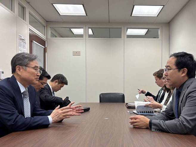 조현 외교부 장관과 앤디 김 미 연방 상원의원이 11일(현지시간) 미국 워싱턴D.C.에서 면담하고 있다. 외교부 연합뉴스