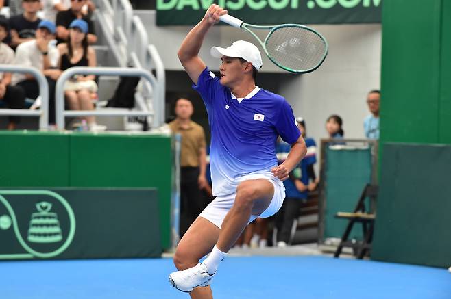 한국 남자 테니스 대표팀 권순우가 12일 강원도 춘천에서 열린 데이비스컵 단식 2경기에서 카자흐스탄 강호 부블리크를 상대로 경기하고 있다. /대한테니스협회