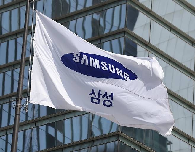 서울 서초구 삼성전자 본사에 사기가 펄럭이고 있다./뉴스1