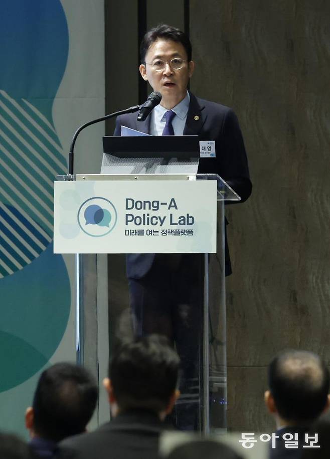 11일 서울 종로구 포시즌스호텔에서 열린 ‘2025 동아 폴리시랩’에서 권대영 금융위원회 부위원장이 기조연설을 하고 있다. 민관 소통의 장으로 마련된 이날 행사에서는 한국의 잠재성장률을 끌어올리기 위한 정부의 정책 방향 등이 소개됐다. 박형기 기자 oneshot@donga.com